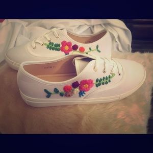 Zapatillas blancas bordado a mano